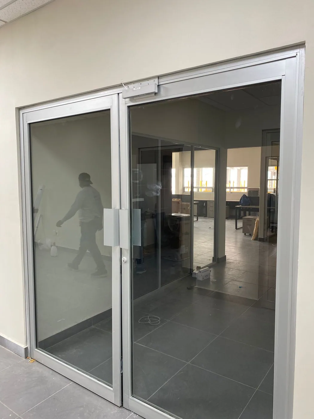 Puertas de aluminio y cristal 10 de ARCALAGUNA